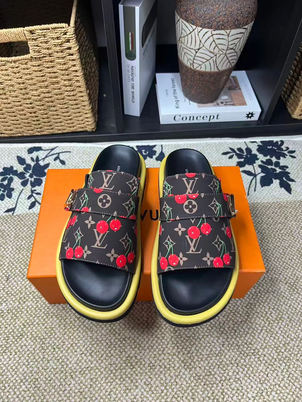 P340 [New Style] [LOUIS VUITTON] Louis Vuitton, LV printing, men's and women's slippers are now on the market, packed in drawer boxes with cloth bags and cards, the upper pattern looks very soft and waxy, and is a super versatile leg slimming tool. Fabric: imported denim/canvas/old fabric, LV hardware LOGO, official website pattern printing, comfortable to wear, feet: high-elastic PU water table. Sole: foam sole, heel height: about 5cm. Code number: 35-46, 35, 45, 46 are custom-made and non-returnable. Color: multiple colors and styles available.